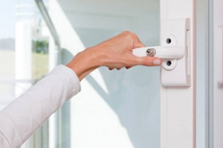 Einbruchschutz &mdash; Fensterschloss